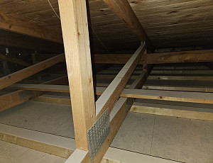 Zateplení stropu novostavby kancelářské budovy pomocí foukané izolace